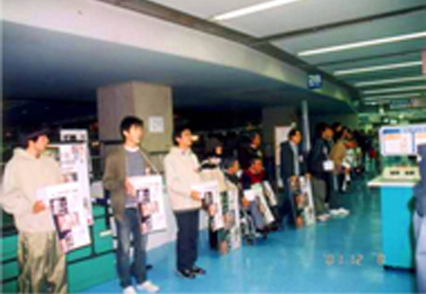 東京ドームで、学生ボランティアとともにカンパ活動